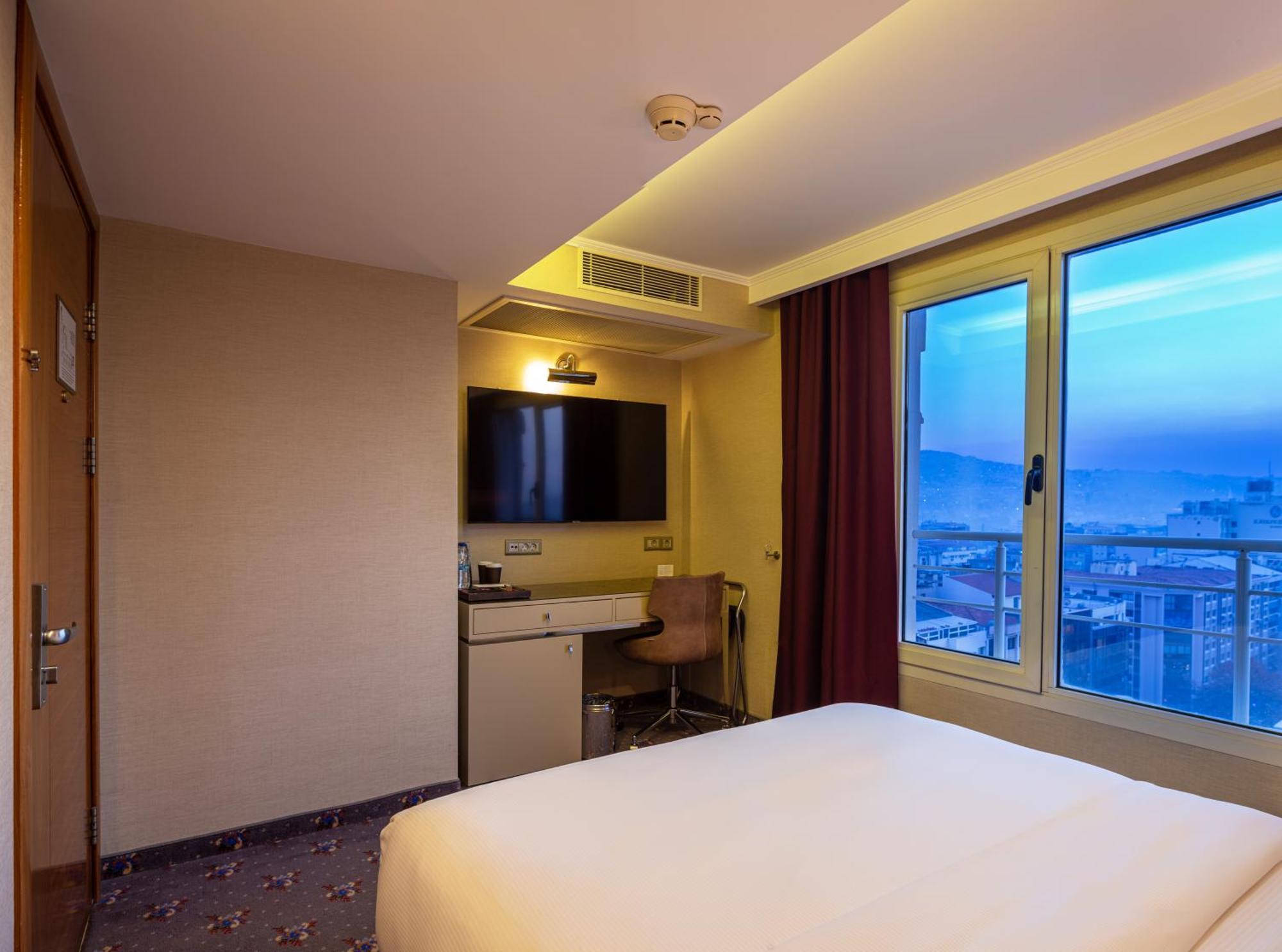 DoubleTree by Hilton Izmir - Alsancak Otel Dış mekan fotoğraf