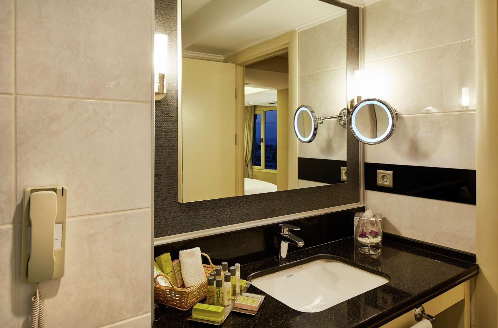 DoubleTree by Hilton Izmir - Alsancak Otel Dış mekan fotoğraf